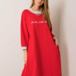 Červené mikinové šaty s nápisem