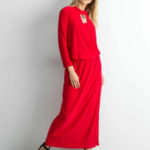 Dlouhé šaty s červeným střihem