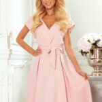 SCARLETT – Rozšířené dámské šaty v pudrově růžové barvě s přeloženým obálkovým výstřihem 348-1