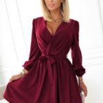 BINDY – Velmi žensky působící dámské šaty ve vínové bordó barvě s dekoltem 339-3